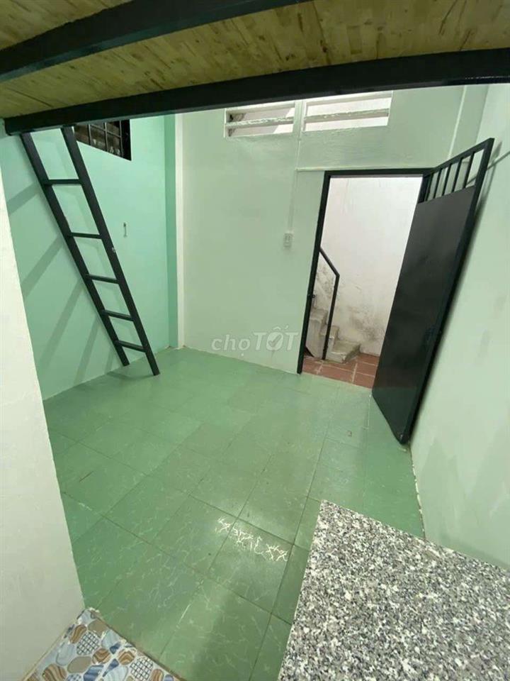 phòng giá rẻ ban công cửa sổ đón nắng