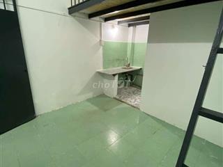 phòng giá rẻ ban công cửa sổ đón nắng