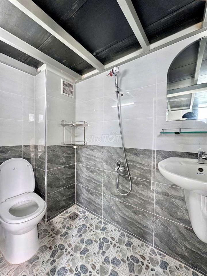 GÁC NGAY NGÃ TƯ THỦ ĐỨC CHỈ THU PHÍ ĐIỆN NƯỚC