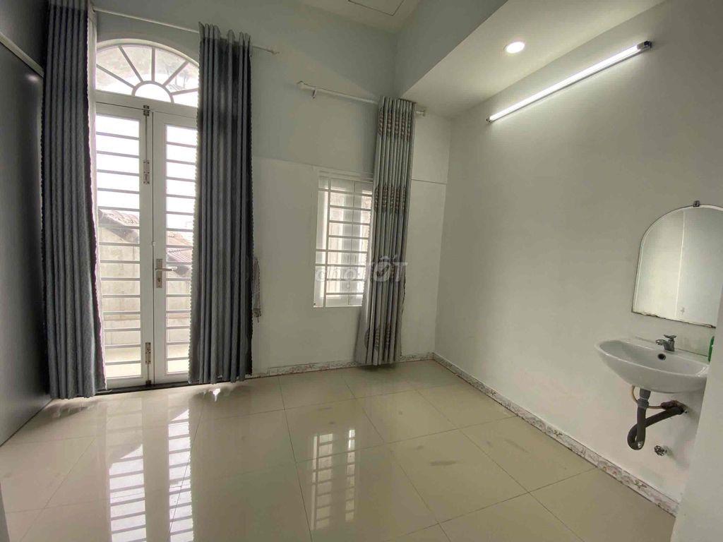 Phòng trọ (có ban công riêng) Ngã tư Thủ đức, Trương Văn Thành