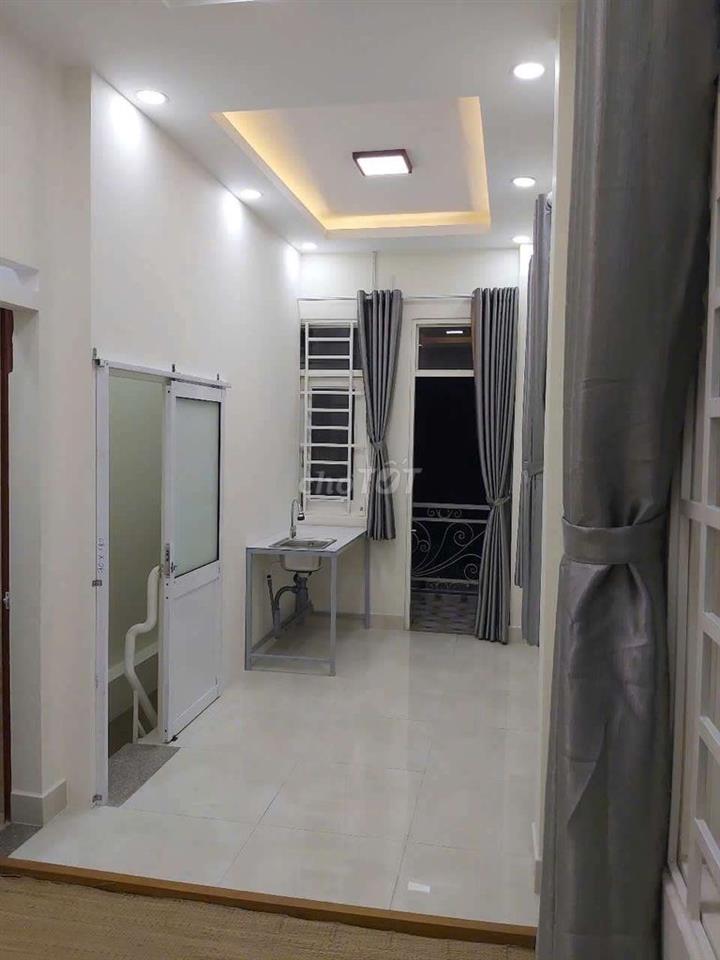 Trống 1 phòng trệt 1 phòng bancol trong nhà nguyên căn