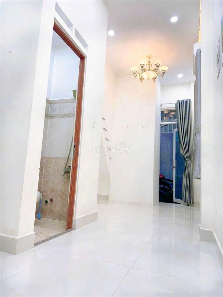 Trống 1 phòng trệt 1 phòng bancol trong nhà nguyên căn