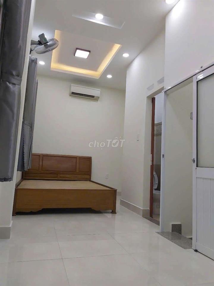 Trống 1 phòng trệt 1 phòng bancol trong nhà nguyên căn