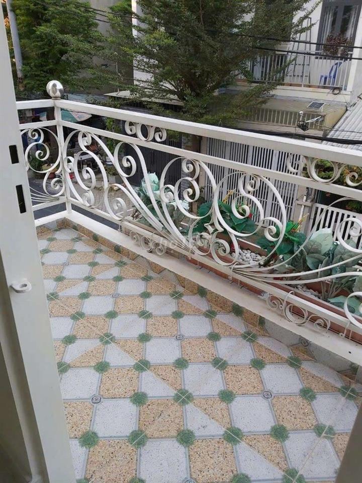 Trống 1 phòng trệt 1 phòng bancol trong nhà nguyên căn