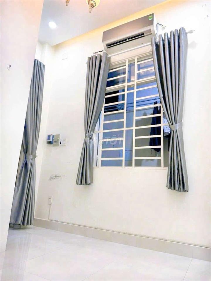 Trống 1 phòng trệt 1 phòng bancol trong nhà nguyên căn