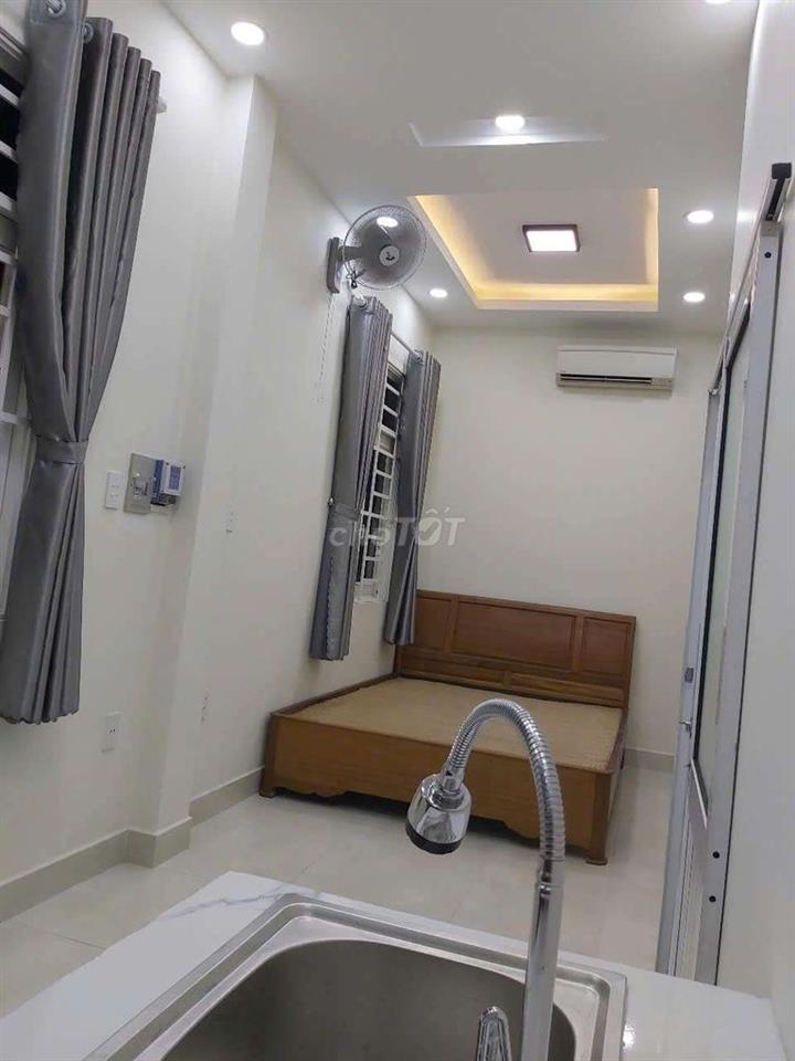 Trống 1 phòng trệt 1 phòng bancol trong nhà nguyên căn