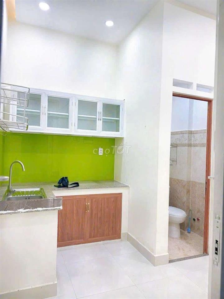 Trống 1 phòng trệt 1 phòng bancol trong nhà nguyên căn