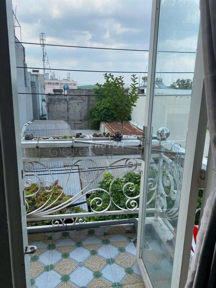 Trống 1 phòng trệt 1 phòng bancol trong nhà nguyên căn