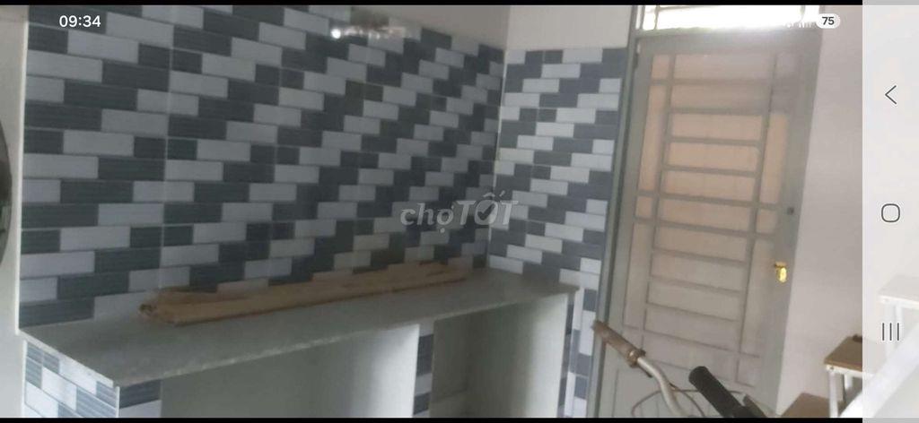 Nhà nguyên căn,có gác lửng