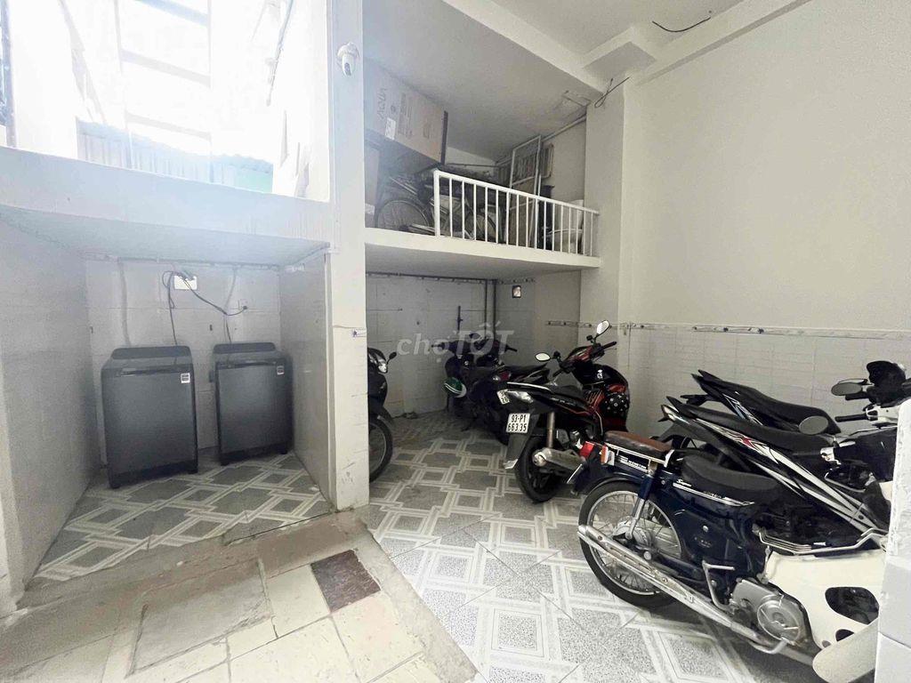 Gần làng đại học, đại học ngân hàng