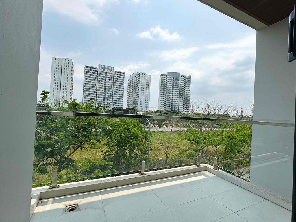 CHDV FNT KHU BIỆT THỰ QUẬN 2 BAN CÔNG LỚN