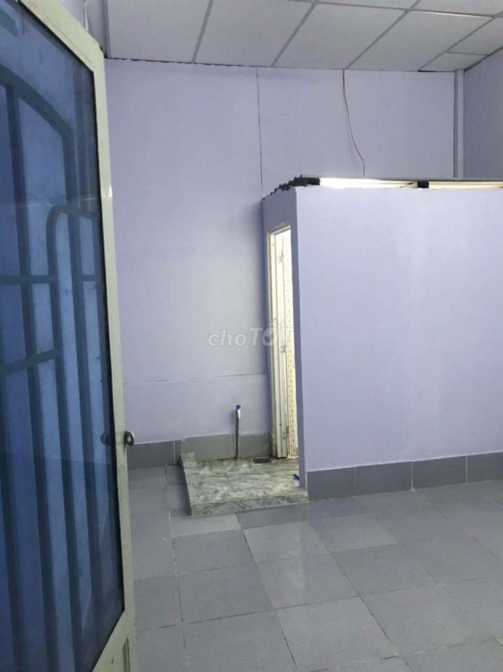 Phòng sạch sẽ thoáng mát mặt tiền đường chính