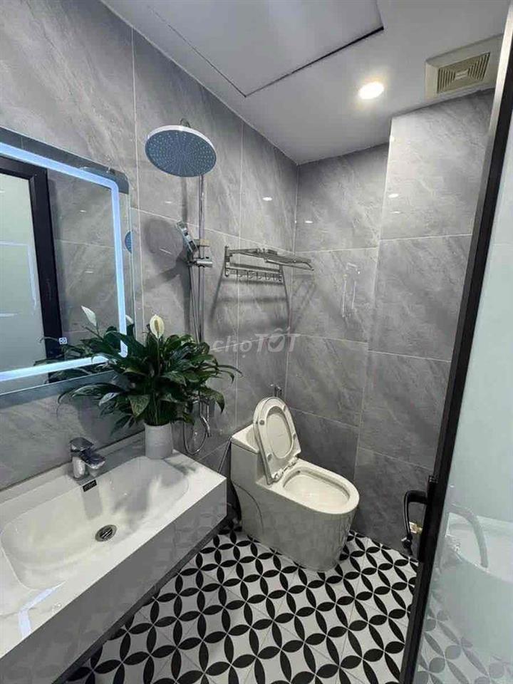 Hiếm ! Hơn 5 tỷ có nhà gần hồ 3 mẫu, ĐĐ-NT cao cấp-Sổ đỏ 26m*4T;3ngủ