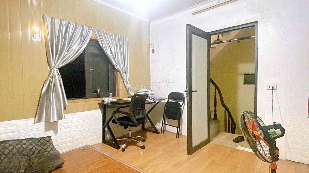 Sốc ! Hơn 4 tỷ có nhà sổ đỏ phố Hoàng Mai-40m oto tránh-22m*5T;3NKK