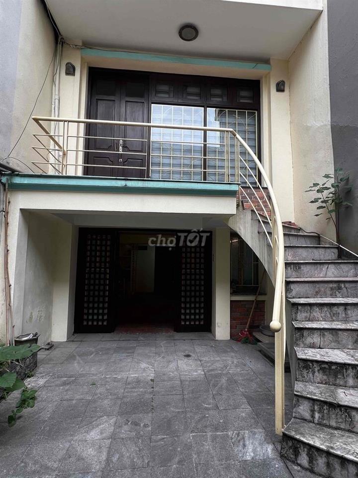 Cho thuê nhà 22, ngách 28/34, khu tập thể 28B Điện Biên Phủ.