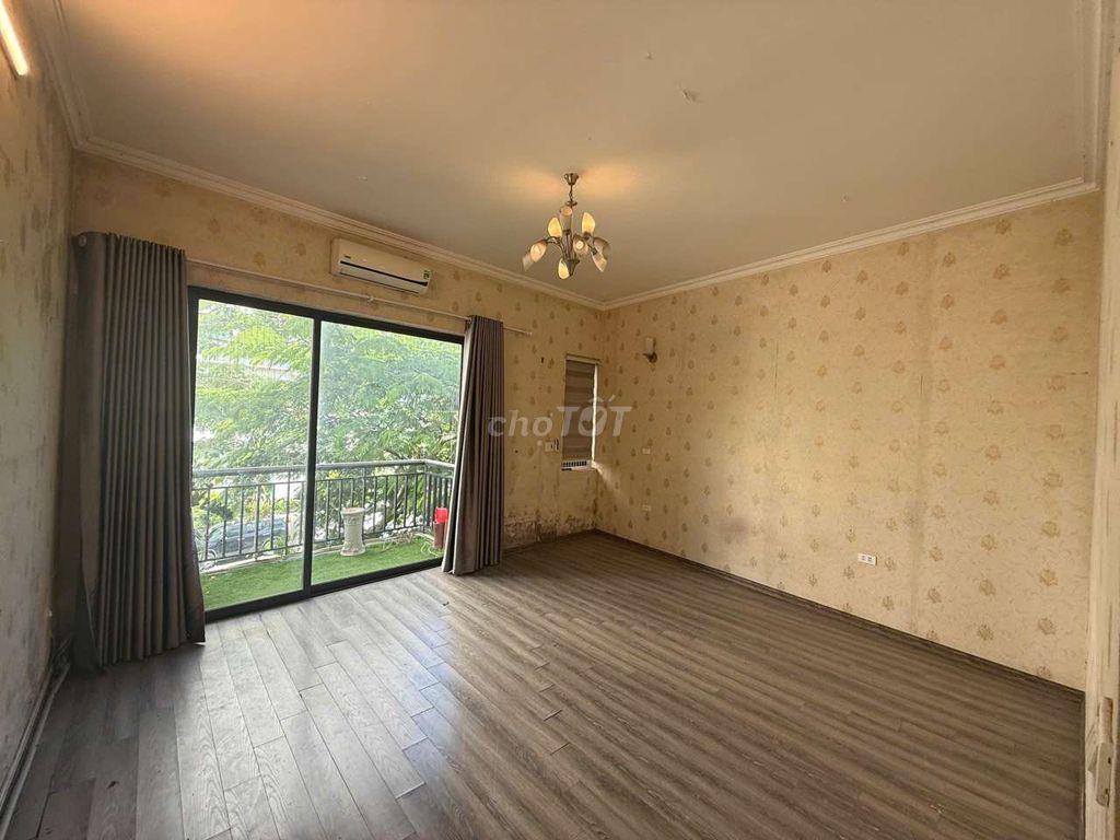 NHÀ Ngay cạnh Royal- Ngã 4 Sở- Ô tô đỗ