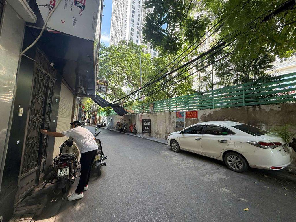 NHÀ Ngay cạnh Royal- Ngã 4 Sở- Ô tô đỗ