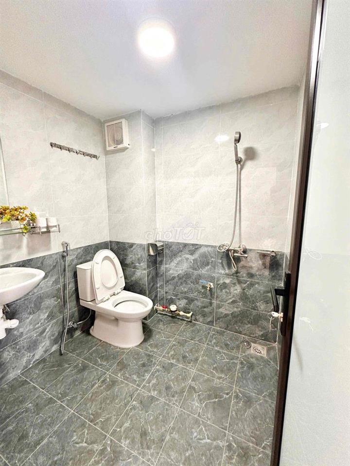 ĐỐI DIỆN ĐH  THƯƠNG MẠI  CĂN HỘ 1N1K FULL ĐỒ BAN CÔNG THOÁNG