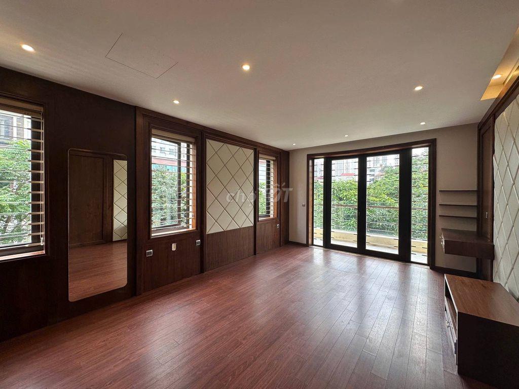 Nhà biệt thự  Hoàng Quốc Việt, diện tích 240m2 x 4 tầng, 1 hầm lô góc