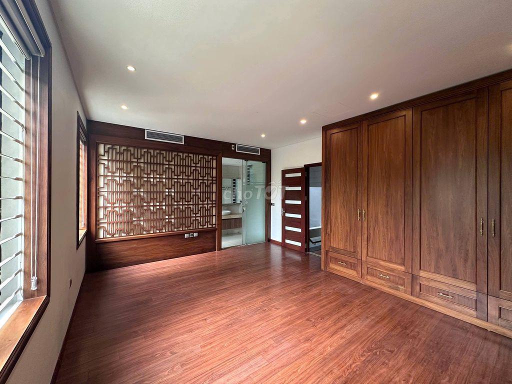 Nhà biệt thự  Hoàng Quốc Việt, diện tích 240m2 x 4 tầng, 1 hầm lô góc