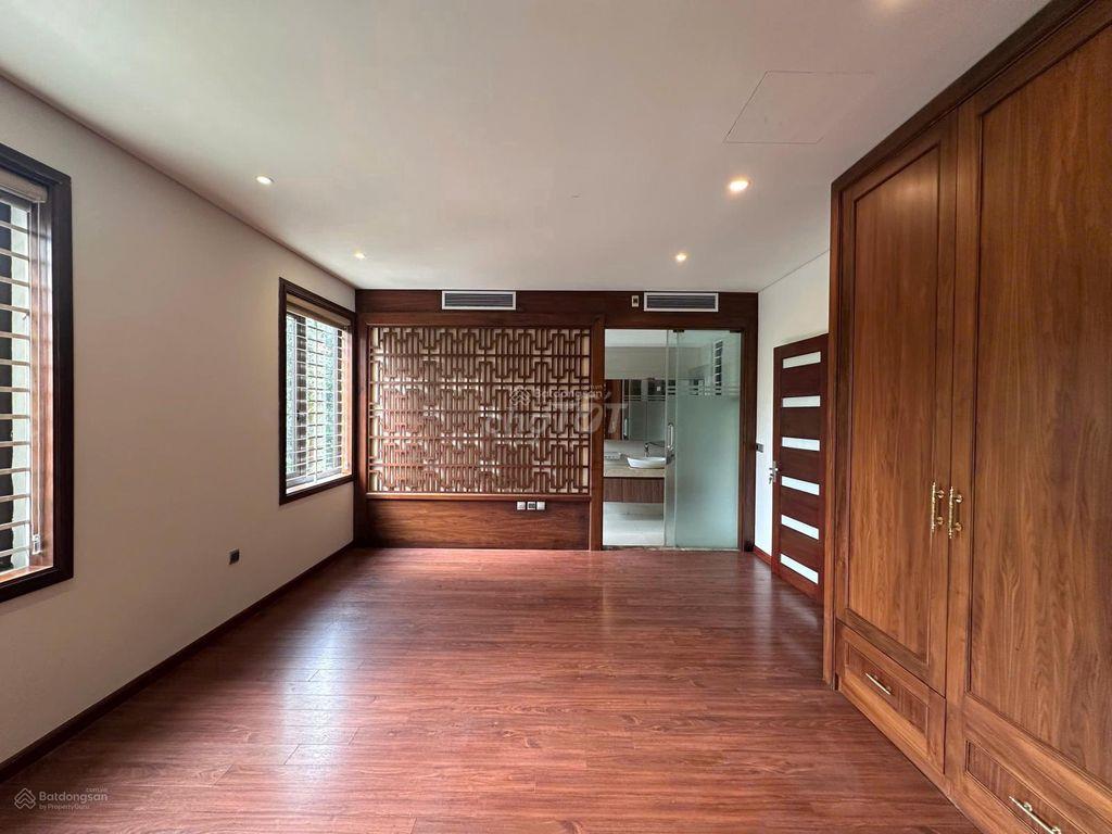Nhà biệt thự  Hoàng Quốc Việt, diện tích 240m2 x 4 tầng, 1 hầm lô góc