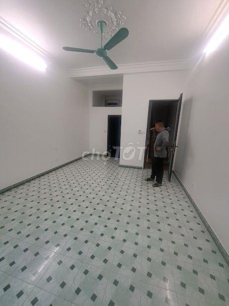 Cho thuê nhà ngõ 81  Nguyễn Phong Sắc, 35m2 x 4,5 tầng,  ô tô đậu cửa