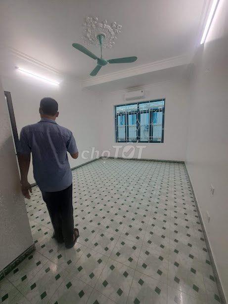 Cho thuê nhà ngõ 81  Nguyễn Phong Sắc, 35m2 x 4,5 tầng,  ô tô đậu cửa