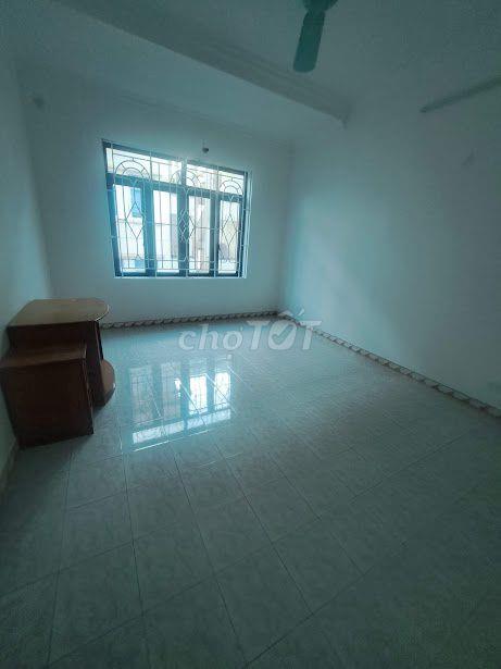 Cho thuê nhà ngõ 81  Nguyễn Phong Sắc, 35m2 x 4,5 tầng,  ô tô đậu cửa