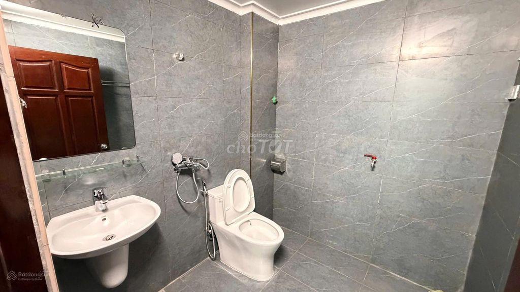 Cho thuê nhà ngõ 81  Nguyễn Phong Sắc, 35m2 x 4,5 tầng,  ô tô đậu cửa