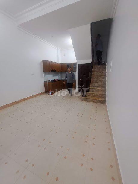 Cho thuê nhà ngõ 81  Nguyễn Phong Sắc, 35m2 x 4,5 tầng,  ô tô đậu cửa