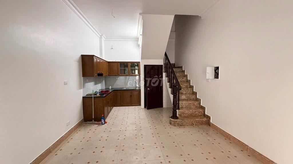 Cho thuê nhà ngõ 81  Nguyễn Phong Sắc, 35m2 x 4,5 tầng,  ô tô đậu cửa