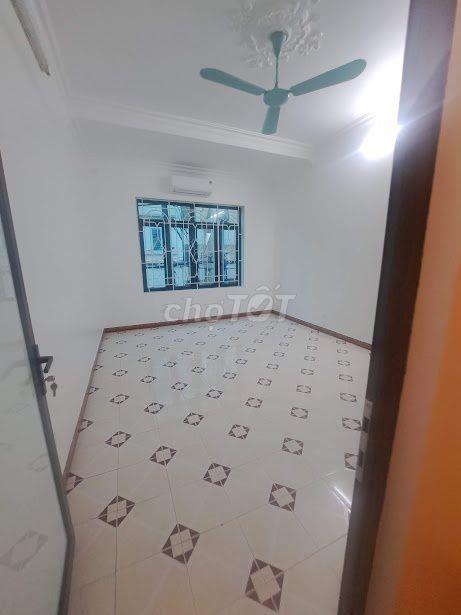 Cho thuê nhà ngõ 81  Nguyễn Phong Sắc, 35m2 x 4,5 tầng,  ô tô đậu cửa
