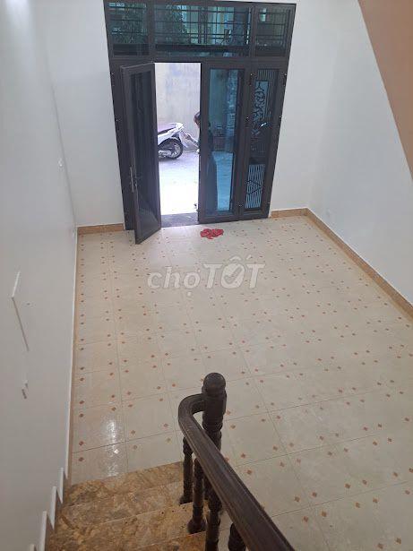 Cho thuê nhà ngõ 81  Nguyễn Phong Sắc, 35m2 x 4,5 tầng,  ô tô đậu cửa
