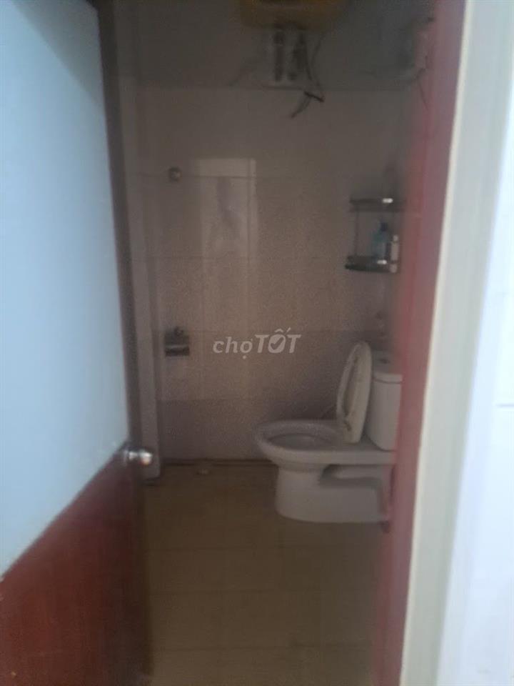 Căn hộ tập thể ngõ 120 Hoàng Quốc Việt. Dt 80m2 gồm 2 ngủ 1 khách, bếp