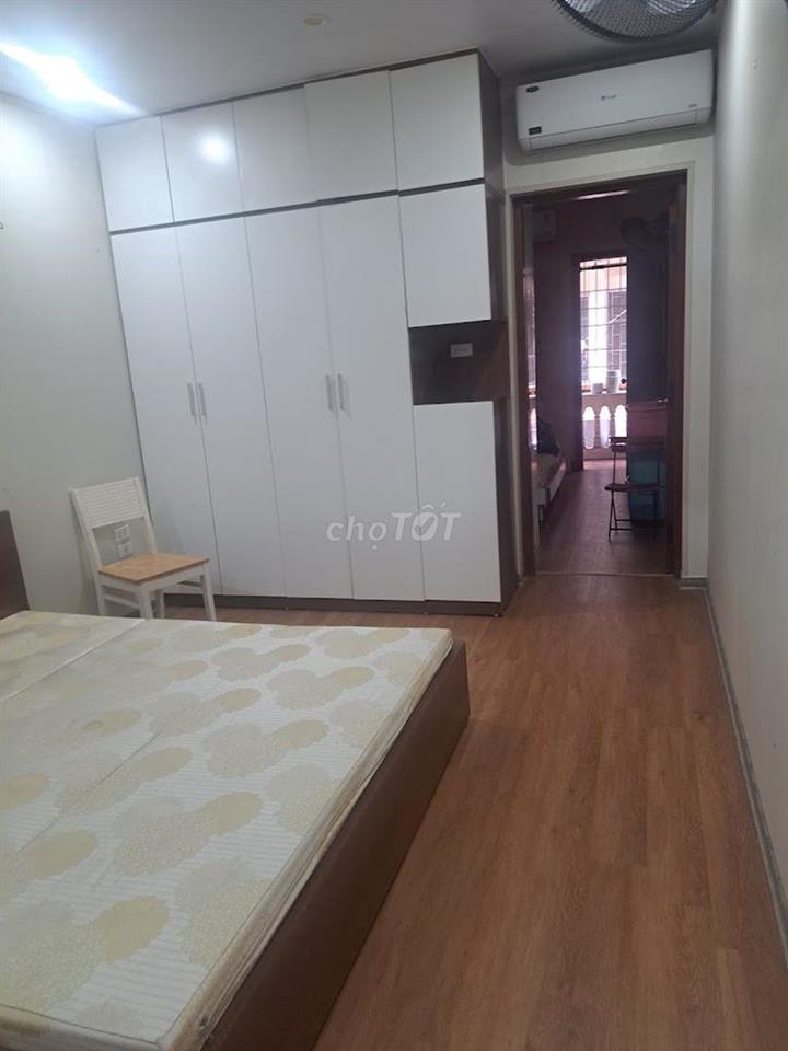 Căn hộ tập thể ngõ 120 Hoàng Quốc Việt. Dt 80m2 gồm 2 ngủ 1 khách, bếp