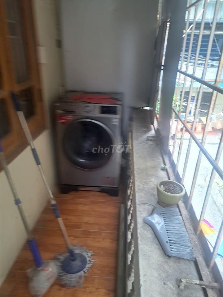 Căn hộ tập thể ngõ 120 Hoàng Quốc Việt. Dt 80m2 gồm 2 ngủ 1 khách, bếp