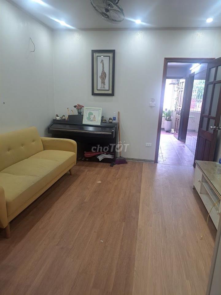 Căn hộ tập thể ngõ 120 Hoàng Quốc Việt. Dt 80m2 gồm 2 ngủ 1 khách, bếp