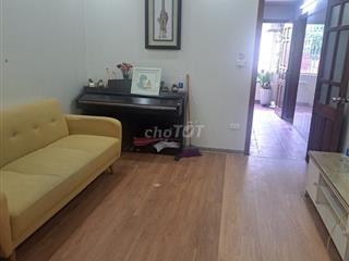 Cho thuê căn hộ tập thể ngõ 120 Hoàng Quốc Việt - dt 80m2 đủ nội thất