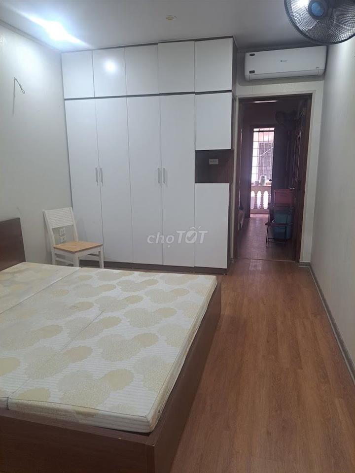 Căn hộ tập thể ngõ 120 Hoàng Quốc Việt. Dt 80m2 gồm 2 ngủ 1 khách, bếp