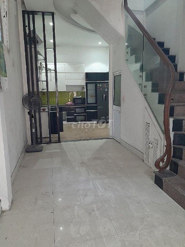 Cho thuê nhà ngõ 132 Cầu Giấy, Dt 45m2 x 4 tầng có đh, Nl, Bếp 