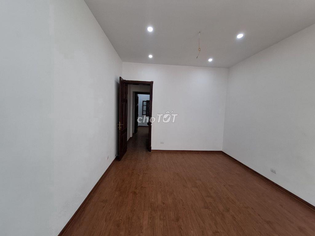 Nhà ngõ 389 Hoàng Quốc Việt - 50m2 x 4 tầng ô tô đậu cửa, có nội thất