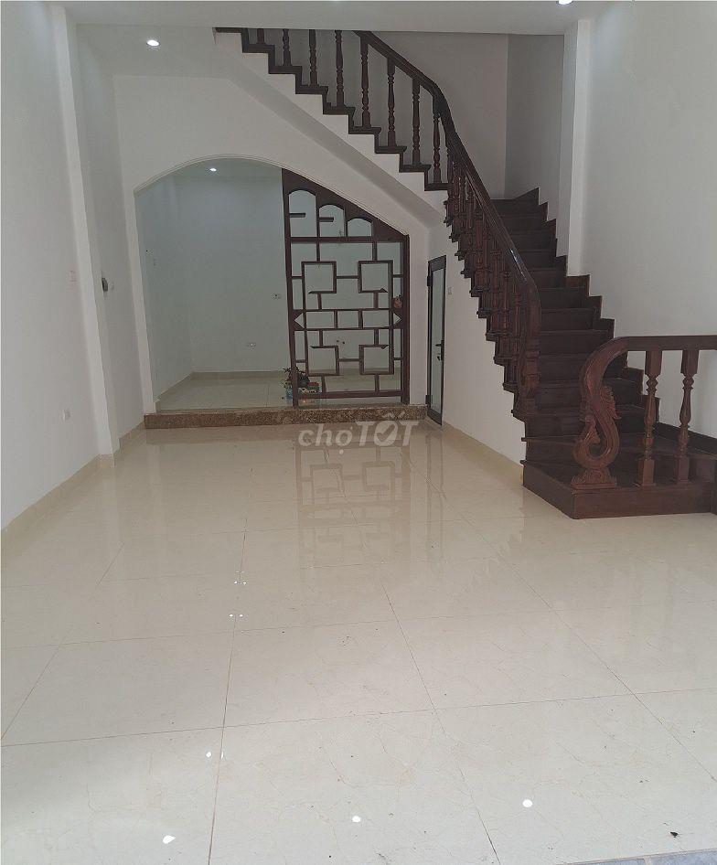 Nhà ngõ 389 Hoàng Quốc Việt - 50m2 x 4 tầng ô tô đậu cửa, có nội thất