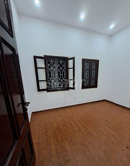 Nhà ngõ 389 Hoàng Quốc Việt - 50m2 x 4 tầng ô tô đậu cửa, có nội thất