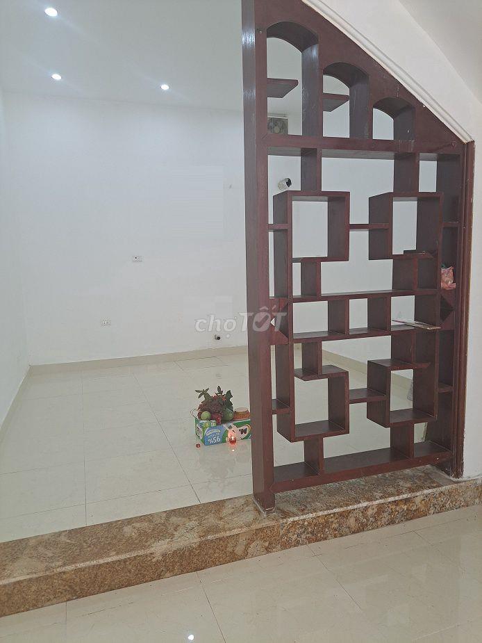 Nhà ngõ 389 Hoàng Quốc Việt - 50m2 x 4 tầng ô tô đậu cửa, có nội thất
