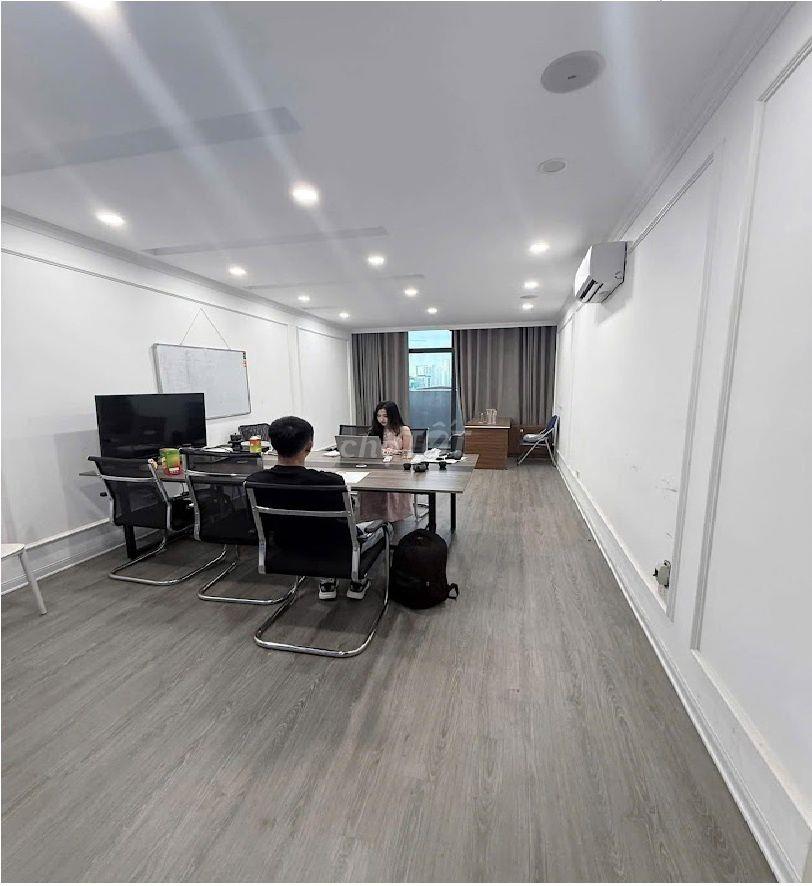 Nhà mặt phố Trần Quốc Hoàn. Dt 50m2 x 3 Tầng thông sàn tiện Kinh Doanh