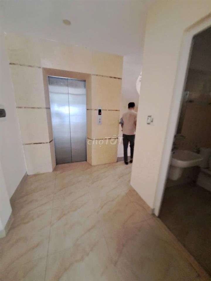 Tòa nhà 7 tầng phố Nguyễn Khang - Thông sàn , thang máy, ô tô đỗ cửa,