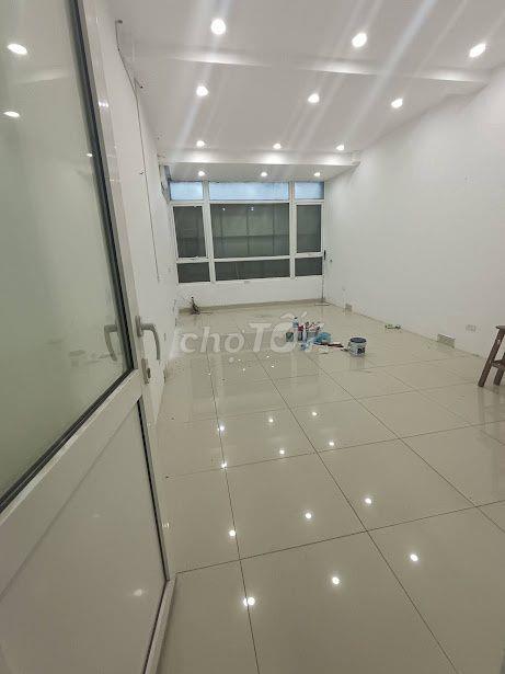Nhà mặt đường Hoàng Quốc Việt - Dt 45m2 x 5 tầng xây thông mặt tiền 4m