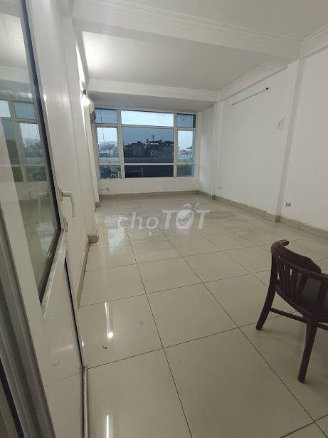 Nhà mặt đường Hoàng Quốc Việt - Dt 45m2 x 5 tầng xây thông mặt tiền 4m