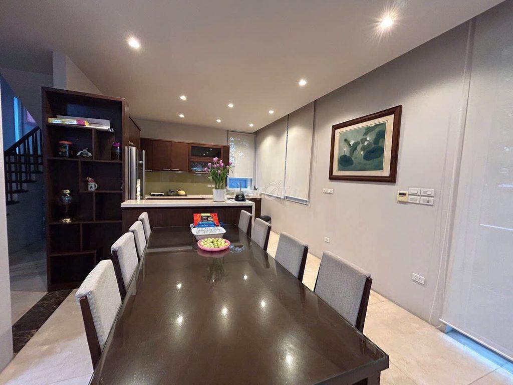 Cho thuê nhà  KĐT Dịch Vọng - 250M2 x 4 Tầng 1 Hầm, Lô góc , hè rộng