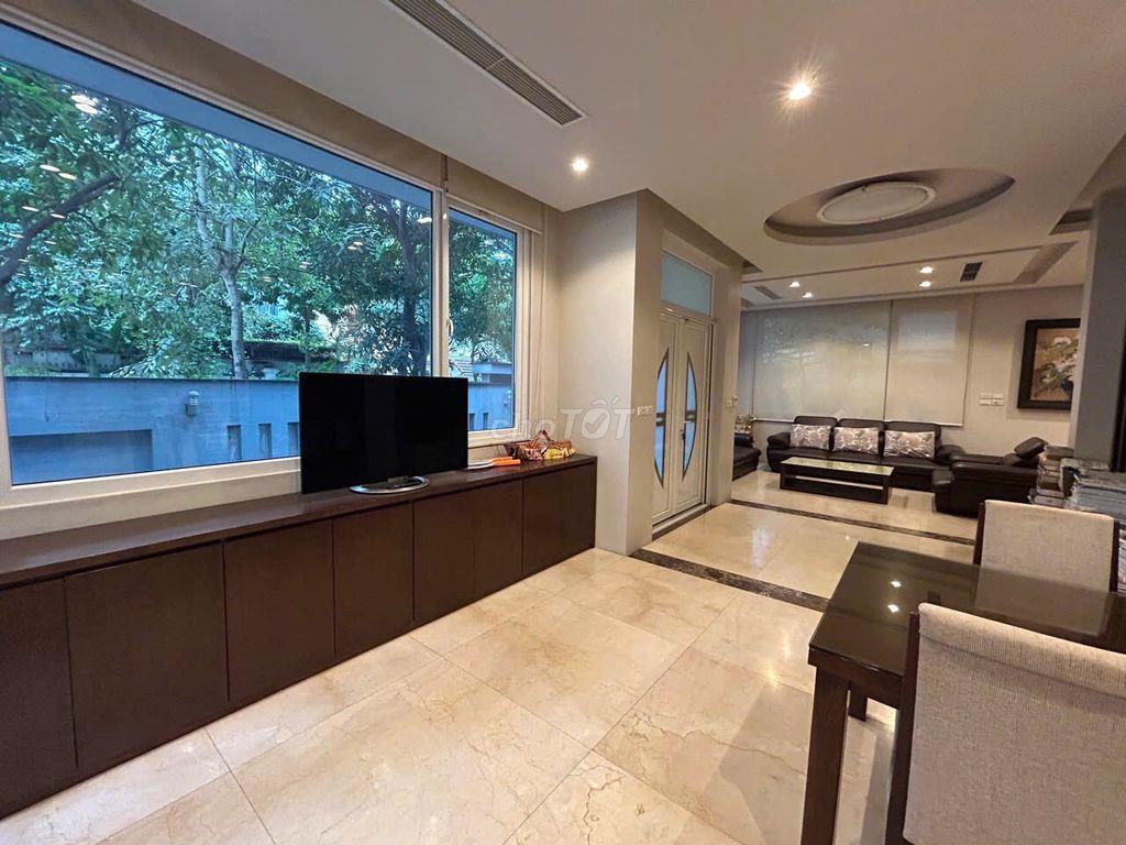 Cho thuê nhà  KĐT Dịch Vọng - 250M2 x 4 Tầng 1 Hầm, Lô góc , hè rộng